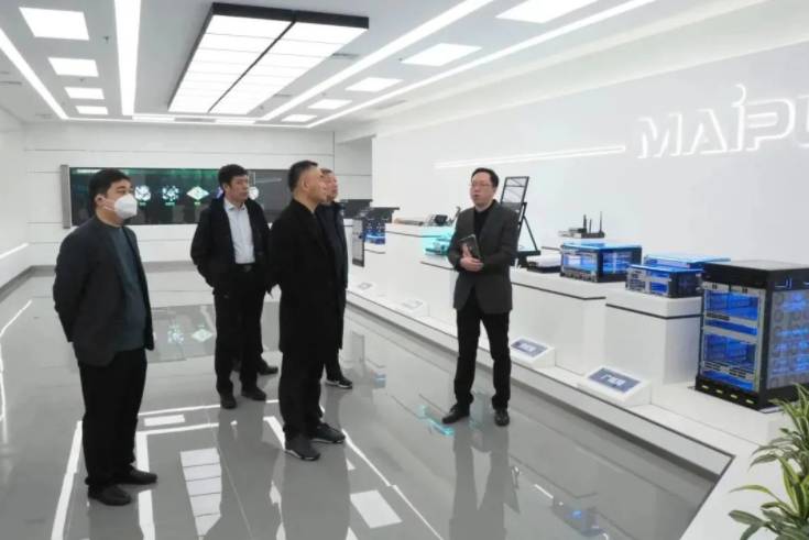 新(xin)疆工(gong)業咊(he)信(xin)息化廳黨組成(cheng)員(yuan)、副廳長(zhang)張慶輝一(yi)行莅臨邁普考察座談